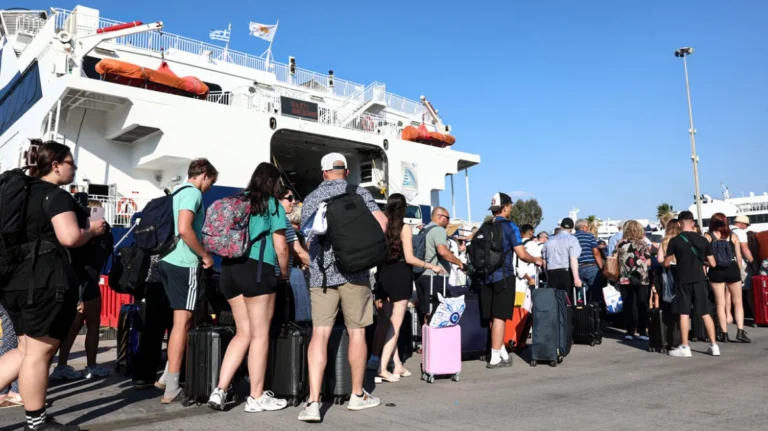 Η πρώτη μεγάλη έξοδος του καλοκαιριού: 59.053 επιβάτες αναχωρούν από το λιμάνι του Πειραιά