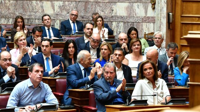 Κοινοβουλευτική Ομάδα ΝΔ: Τα χαμόγελα των “γαλάζιων” βουλευτών και τα “πηγαδάκια” πριν την ομιλία Μητσοτάκη (Εικόνες)