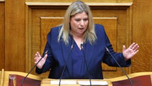 Συρεγγέλα κατά Κωνσταντοπούλου: “Αγχώνεται πολύ παρακολουθώντας την κατρακύλα των ποσοστών της στις δημοσκοπήσεις – Θα απολογηθεί για όλα στη Δικαιοσύνη”