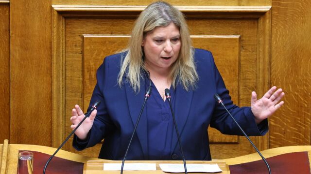 Συρεγγέλα κατά Κωνσταντοπούλου: “Αγχώνεται πολύ παρακολουθώντας την κατρακύλα των ποσοστών της στις δημοσκοπήσεις – Θα απολογηθεί για όλα στη Δικαιοσύνη”