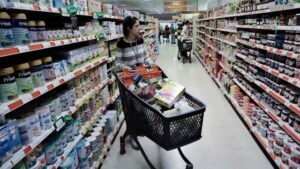 Επίσημη η συμφωνία της κυβέρνησης με τα σούπερ μάρκετ: Τι θα ισχύει από 31 Αυγούστου για τη μείωση των τιμών (Πίνακας)