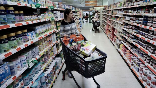 Επίσημη η συμφωνία της κυβέρνησης με τα σούπερ μάρκετ: Τι θα ισχύει από 31 Αυγούστου για τη μείωση των τιμών (Πίνακας)