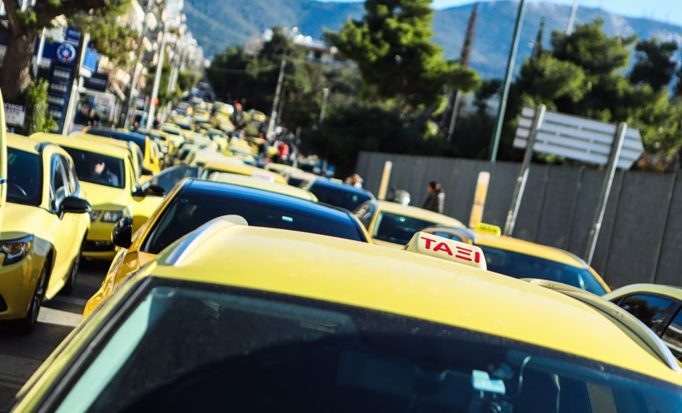 Σύλληψη τεσσάρων οδηγών ταξί για υπερχρέωση επιβατών στο λιμάνι του Λαυρίου