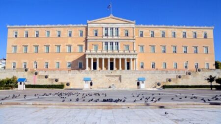 Συνταγματική Αναθεώρηση: “Ναι” από ΝΔ, “παρών” και “οχι” από ΠΑΣΟΚ