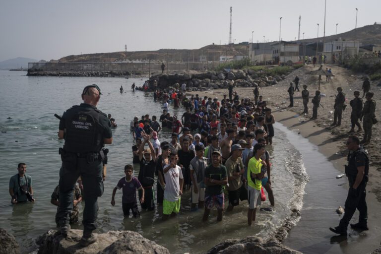 Μετά τη Θέουτα, η Ευρώπη αναζητεί κοινή γραμμή για το μεταναστευτικό