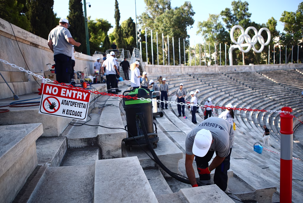 Παναθηναϊκό Στάδιο: Με πρωτοβουλία του Βαγγέλη Μαρινάκη ξεκίνησε η επιχείρηση καθαρισμού των μαρμάρων μετά από 120 χρόνια