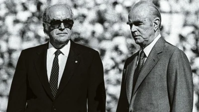 Ανδρέας Παπανδρέου – Κωνσταντίνος Καραμανλής: Έγινε τηλεφώνημα μεταξύ τους που γέννησε το «Βυθίσατε το Χόρα»;