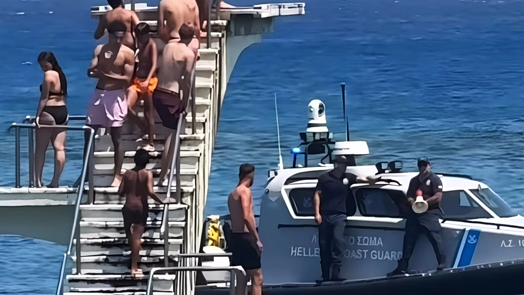 Ρόδος: Έκαναν βουτιές από το σφραγισμένο τραμπολίνο στην παραλία «Έλλη» της Ρόδο