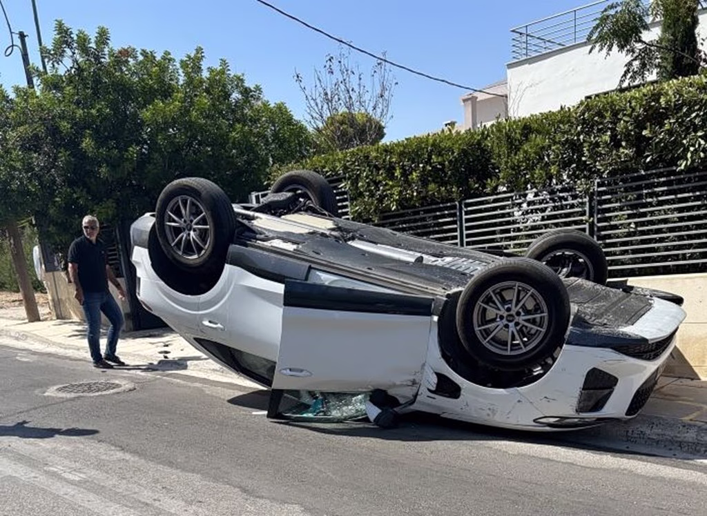 Απίστευτο τροχαίο στο Μάτι: Αυτοκίνητο προσέκρουσε σε εξώπορτα κατοικίας και ανατράπηκε