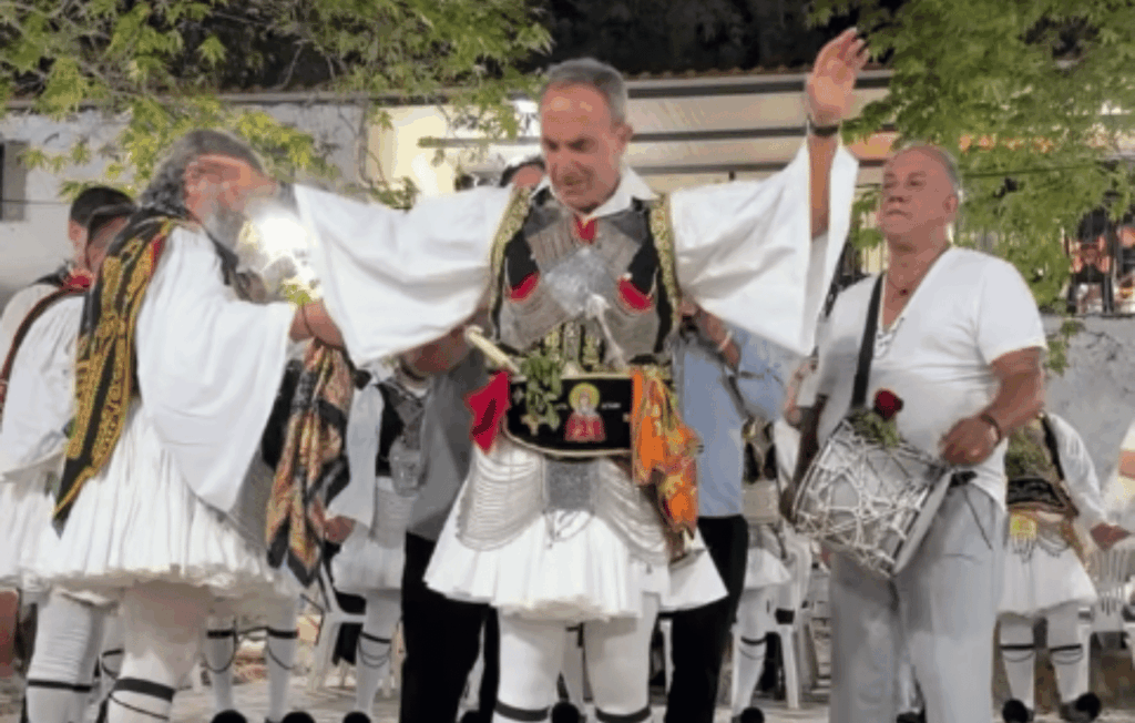 Νίκος Αλιάγας: Με φουστανέλα στο Μεσολόγγι, έσυρε τον χορό στο πανηγύρι της Αγίας Αγάθης