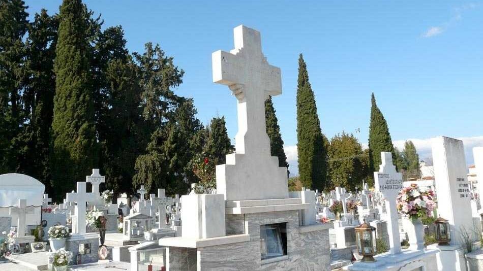 Λαμία: 69χρονη νόμιζε ότι είχαν πάρει τη σορό του γιου της από τον τάφο – Τι συνέβη
