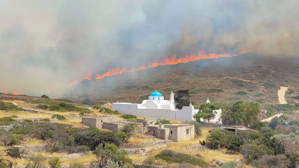 Αδιανόητη καταστροφή στην Πάρο – 12.000 στρέμματα έγιναν στάχτη