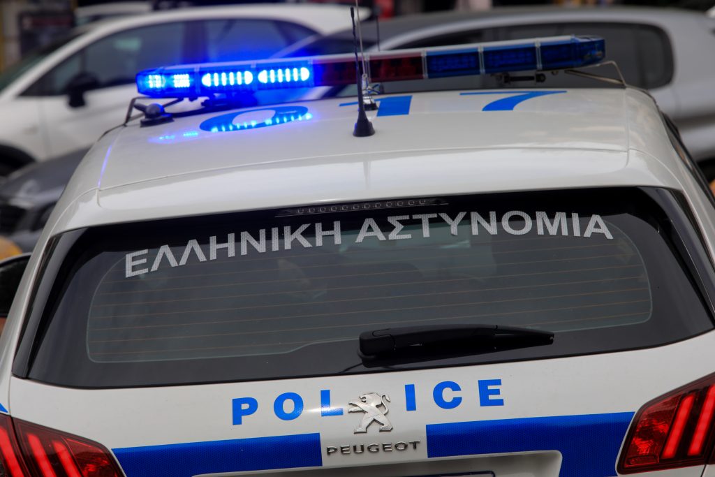 Ληστεία στη Θεσπρωτία: Νεαρός χτύπησε τον ιδιοκτήτη προσπαθώντας να ξεφύγει με 2.500 ευρώ