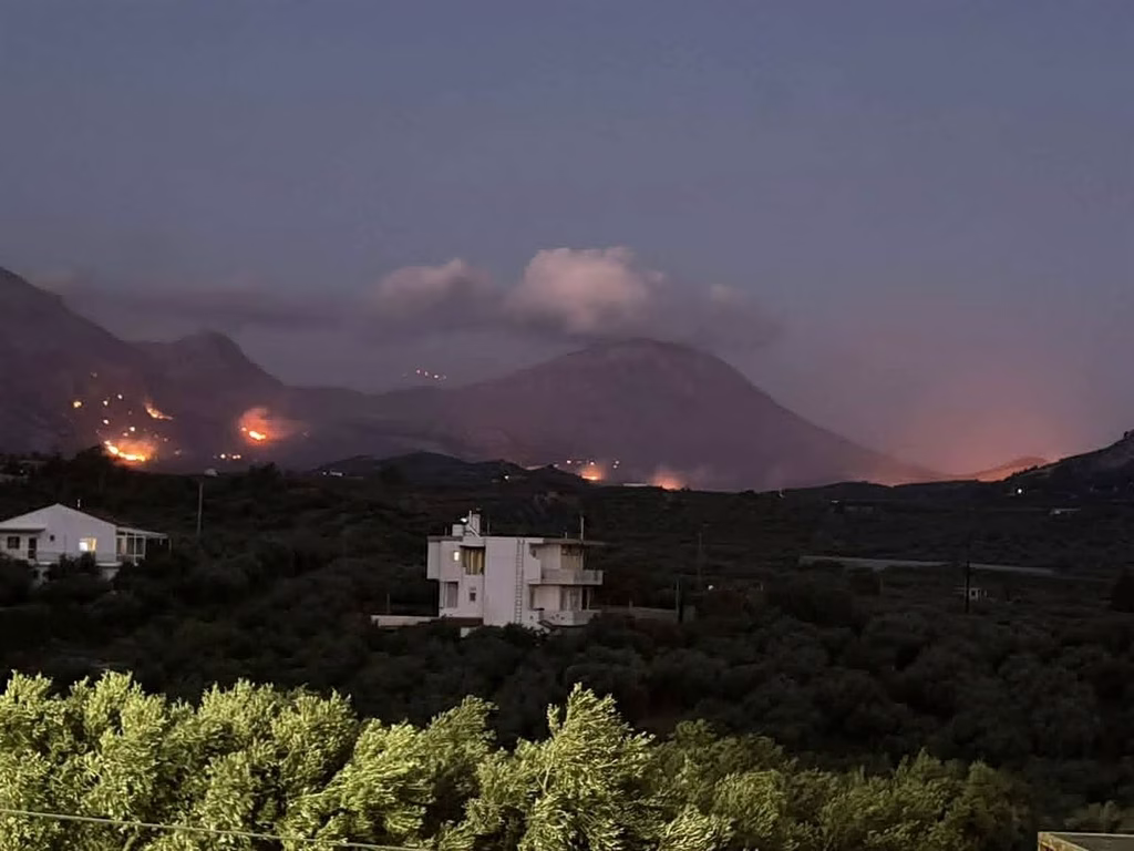 Φωτιά στο Ρέθυμνο: Σε πλήρη εξέλιξη η μάχη με τις αναζωπυρώσεις στο νότιο τμήμα του νομού