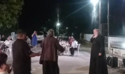 Σέρρες: Ιερείς έκλεψαν την παράσταση σε πανηγύρι – “Της Γερακίνας γιος” τραγούδησε ο ένας, ζεϊμπέκικο χόρεψε ο άλλος (Βίντεο)