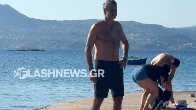 Χανιά: Καλοκαιρινό μπάνιο στο Μαράθι για τον Κυριάκο Μητσοτάκη, δύο μέρες μετά το ατύχημα με το ποδήλατό του (Εικόνα)